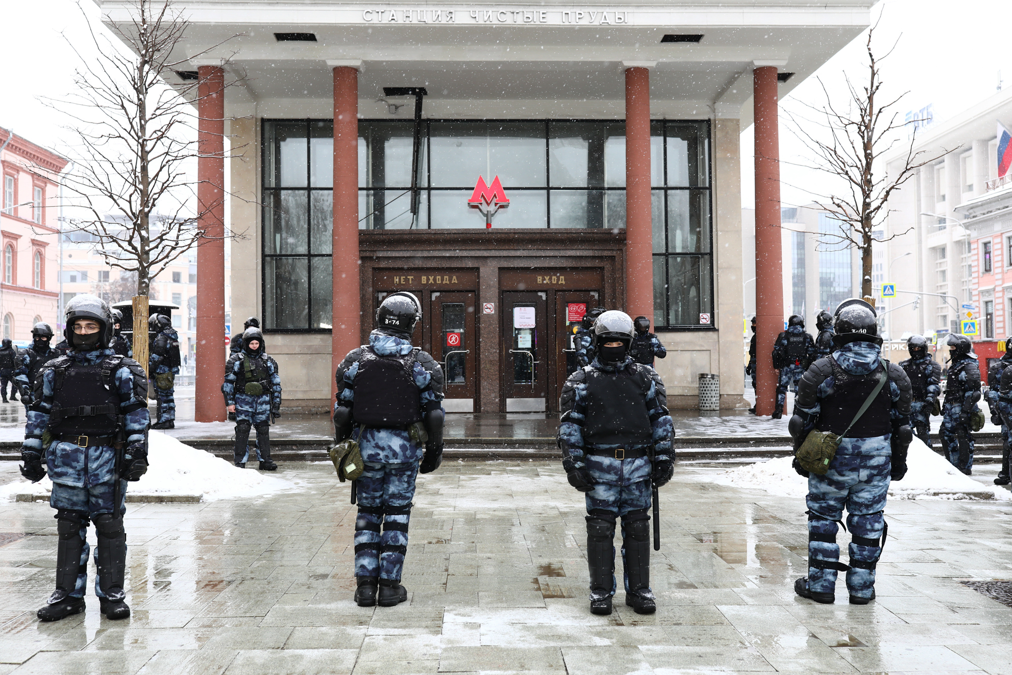 Полицейские у станции метро Чистые Пруды, в Москве 31 января из-за акции закрыли центральные станции метро / Фото: Давид Френкель, «Медиазона»