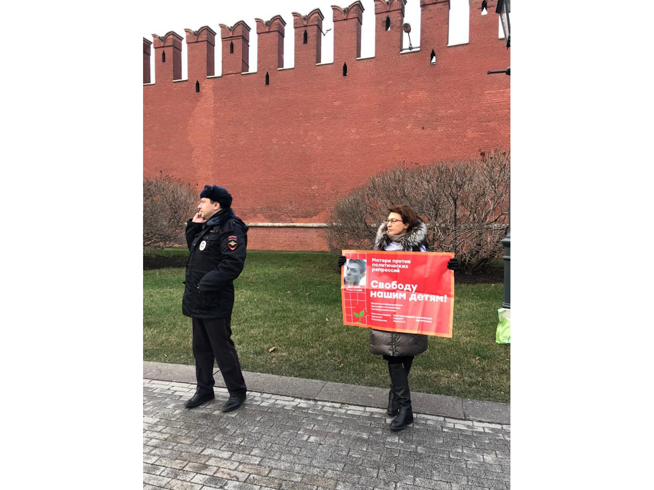 В тот день на пикетах задержали Юлию Виноградову (мать Анны Павликовой, обвиняемой по делу « Нового Величия»), Светлану Пчелинцеву и Татьяну Чернову (матери обвиняемых по делу «Сети») / Фото из фейсбука Александры Крыленковой