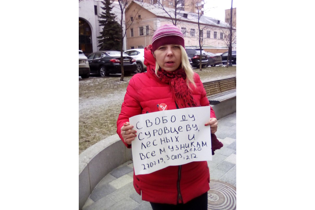 Дарья Полюдова в одиночном пикете / Фото со страницы Полюдовой в фейсбуке