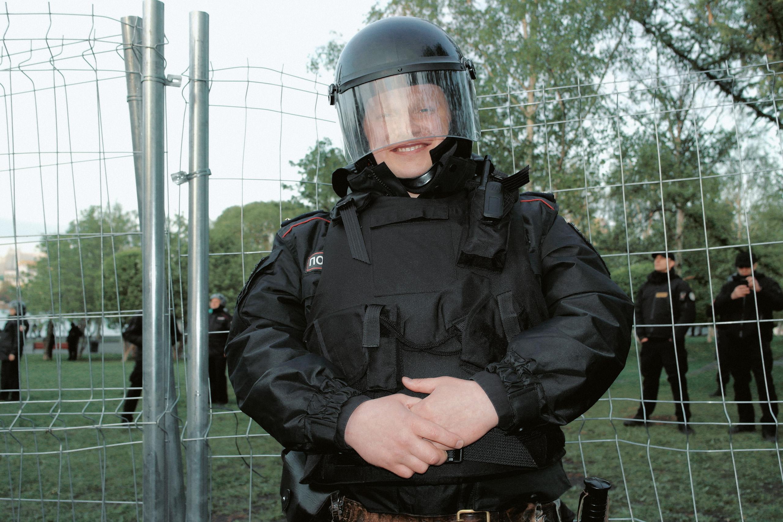 Полицейский у забора, 14 мая, 2019 год. В этот день полиция задержала не меньше 29 человек