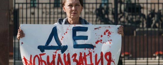 «С нами бог и полиция, а также флаг военной разведки». Репортаж с акции родственниц мобилизованных, на которую приехали провокаторы