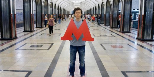 «А зачем убегал?»: автору логотипа московского метро сломали ногу перед акцией у мэрии