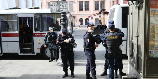 Полицейские увозят задержанных в ОВД для составления протоколов. Часто это незаконно