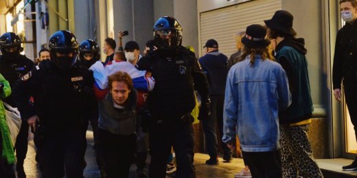 «Порвали футболку, таскали за волосы»: рассказы об акции против изменения Конституции