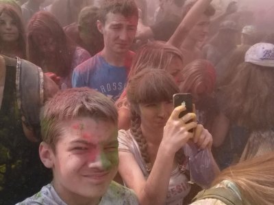 «Ваш праздник закончился»: столкновения на фестивале красок