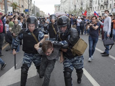      Картофельный росток и большой дядя: начался суд над подростком за события 12 июня
    