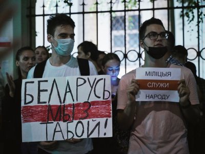 Твит, плакаты и переход дороги: за что задерживают людей, поддерживающих Беларусь