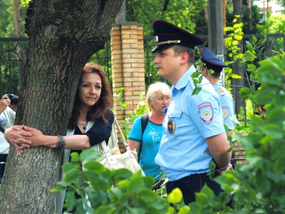      «Я стояла, обхватив липу, а над моей головой рабочие спиливали верхнюю часть ствола»
    