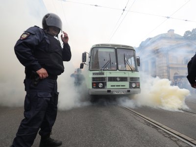      Автобус едет в отдел: задержанные в Петербурге о том, как полиция пыталась найти им место
    