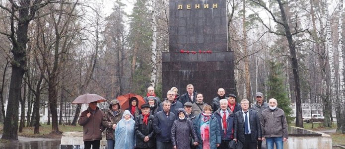 Возложение цветов к памятнику Ленина 22 апреля / Фото: страница Андрея Калугина ВКонтакте