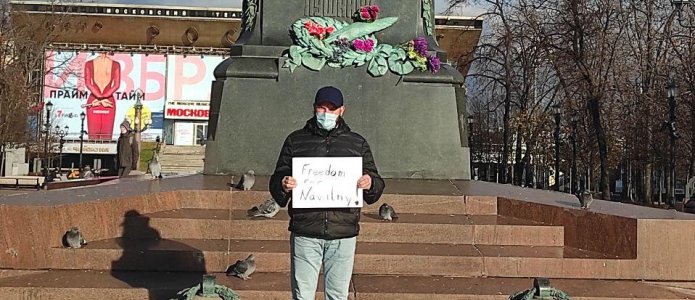 Дмитрий Голубев с плакатом «Freedom for Navalny» / Фото: Полина Голубева