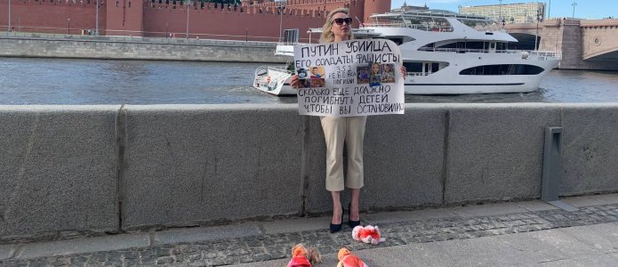 Marina Ovsyannikova protest on Sofiyskaya embankment in Moscow / Source Marina Ovsyannikova